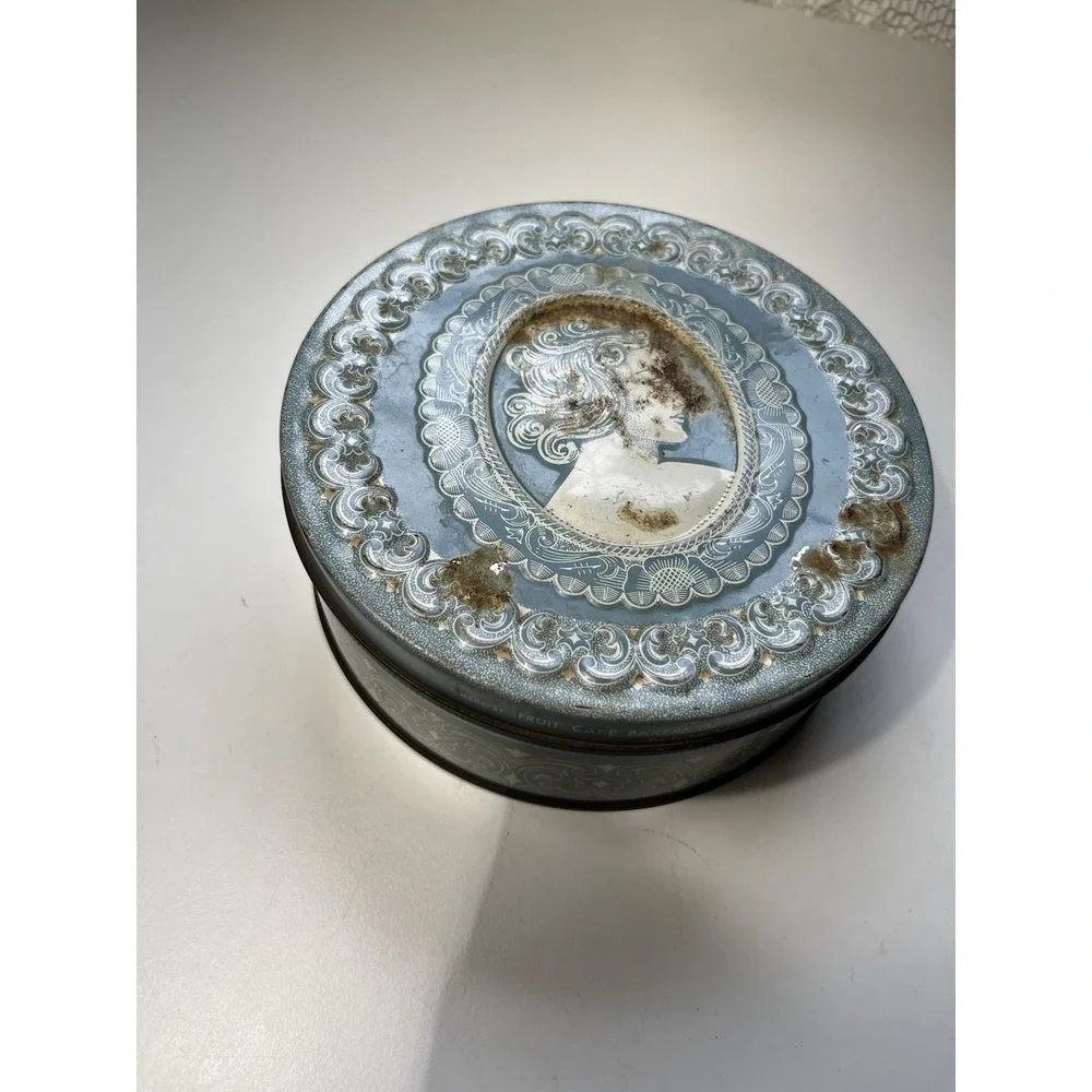 VTG Made In USA Tin Fruit Cake Bakers Of America Chicago IL Full Of VTG Buttons
